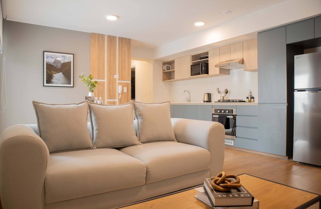 w Inviting 2BR w Balcony in Lively Miraflores