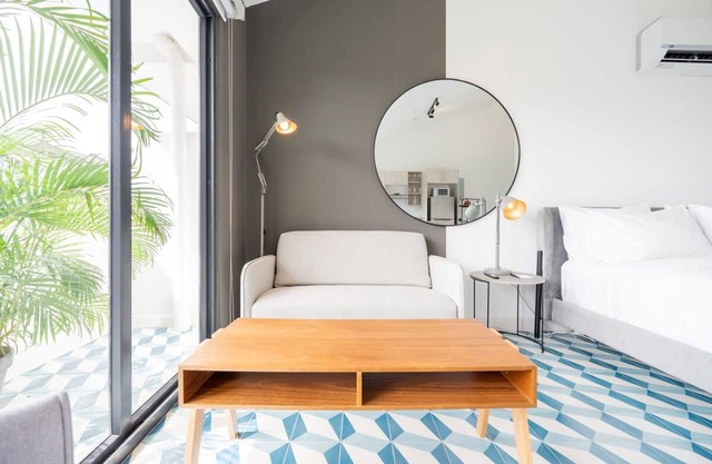 w Modern Loft in Santa Ana