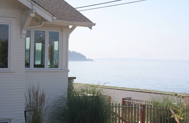 W. Seattle Beach Hideout. Relaxing, Private, wifi. Msg host for 30 day special!