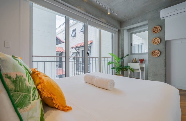 w Spectacular 2BR in Plaza Herrera