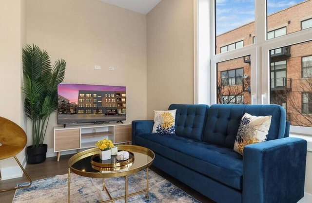 W16 Chic Bucktown 2BR Apt w/ In-Unit Laundry