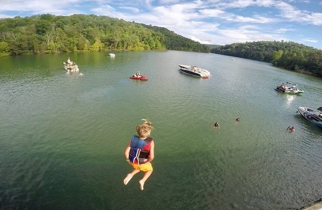 Wake Dreams' Lakefront Cabin, Private Covered Dock, Private Hot Tub, sleeps 30