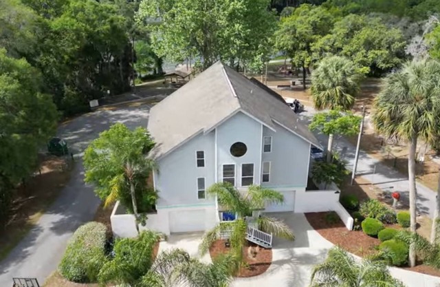 Wake up to river views:dreamy 4 bedrooms escape by the city beach in Dunnellon.