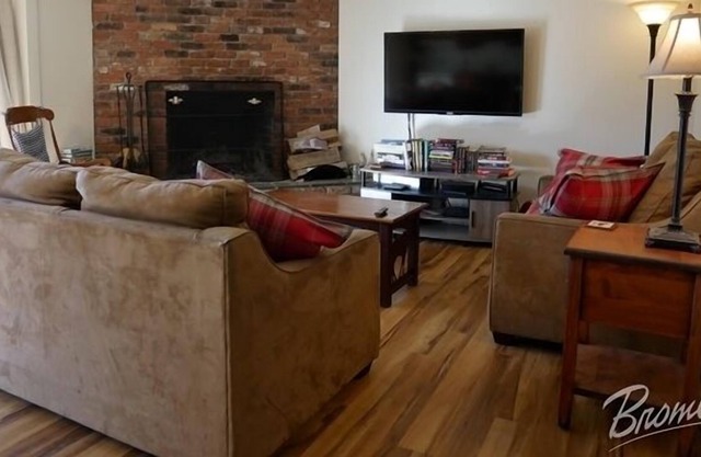 Walk-out Arlington House Condo at Bromley
