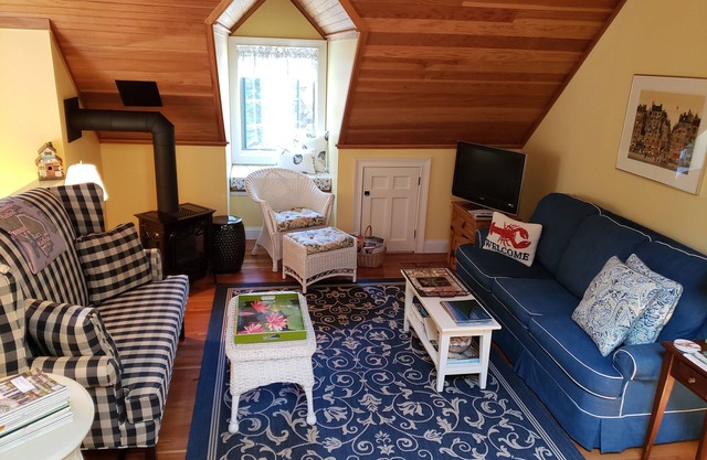 WALK TO ACADIA'S TRAILS, OCEAN FROM THIS QUIET, CHARMING CARRIAGE HOUSE
