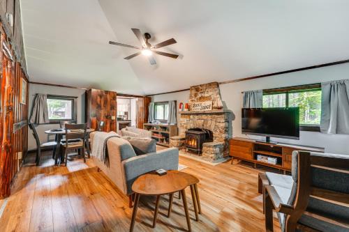 Walk to Barretts Park Wooded Cabin with Grill!