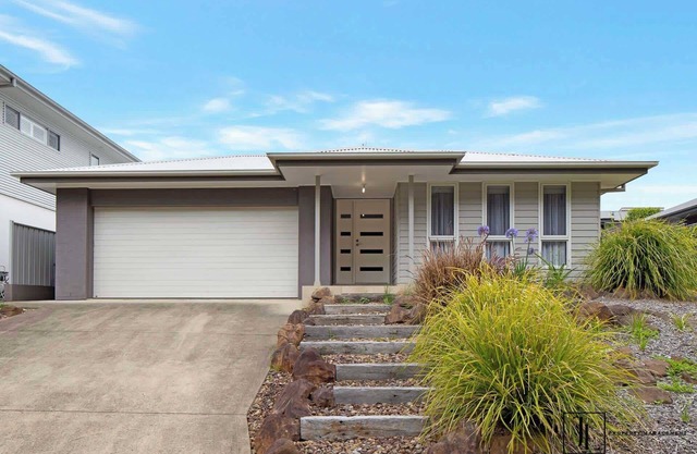 Walk to Beach, Club & Shops | Simply Sylvan