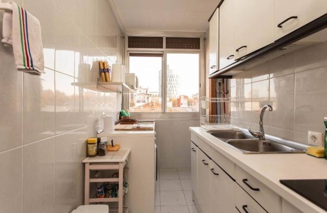 Walk to BEACH, ride to CENTER! 3-bedroom apt., comfy beds, well equipped.