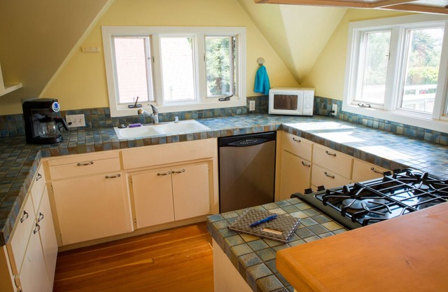 Walk to Boardwalk, Seabright Beach, Yacht Harbor and much much more