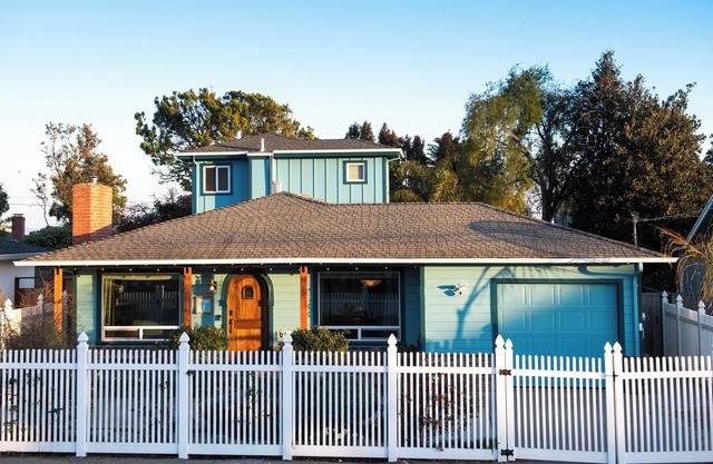 Walk to Capitola Beach, Private's Beach & Pleasure Point! New Huge Backyard!