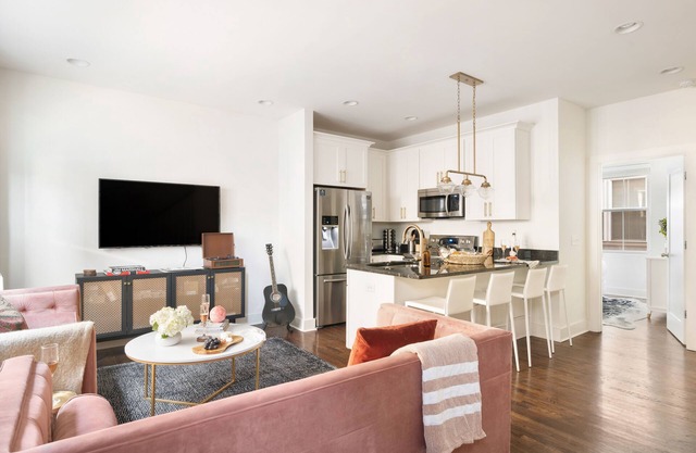 Walk to Dining & Bars, 10min to DT | Chic + Modern | Hart Suite 15 by AvantStay
