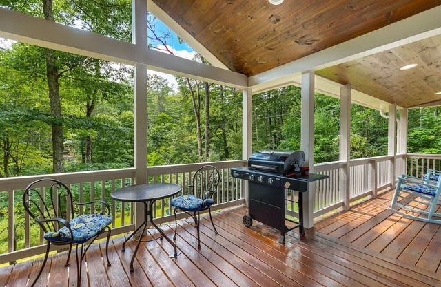 Walk to Downtown Cashiers!CharmingSecluded Cottage w/Resort Access –Pet Friendly