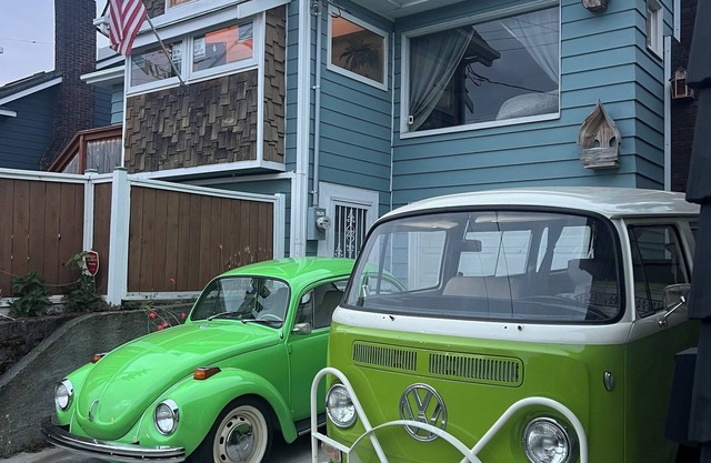 Walk to EVERYTHING! Nextdoor to great restaurants and bars, close to the zoo