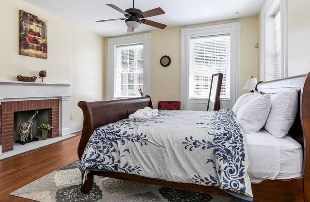 Walk to everywhere - 4 Bedroom House - 2 Blocks to King st. Free parking.