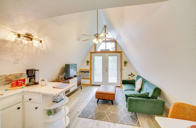 Walk to Lake Taneycomo: Cabin w/Deck + Fire Pit!