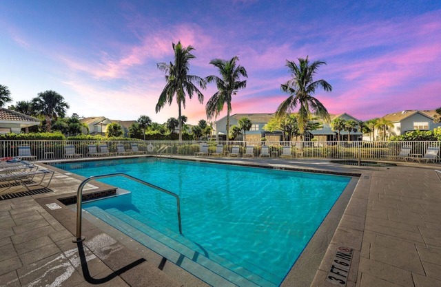 Walk to Lakes Park Lakewood Village Large Townhouse With Resort Facilities