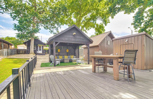 Walk to Launch: Lakefront Cabin w/Deck in Grove!