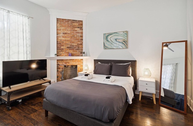 Walk to local eateries, entertainment venues & shops ★ Starland District