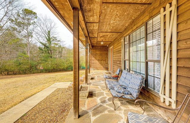 Walk to Noccalula Falls: Peaceful Home w/Deck