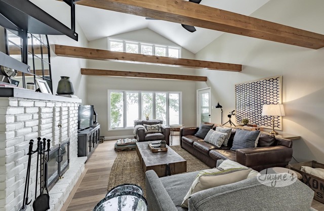 Walk to Port Carling, 5+ bdrm, 1 bath! Ping Pong, Canoe, Kayak! Shallow Sandy!