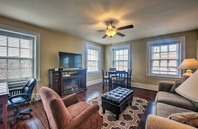 Walk to Shops, Dining & City Park: Reading Apt