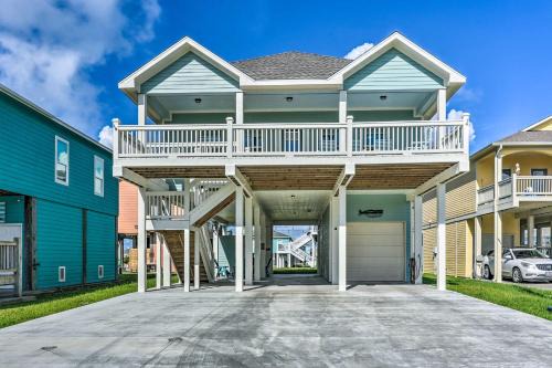 Walk to Shore Family Retreat in Crystal Beach!
