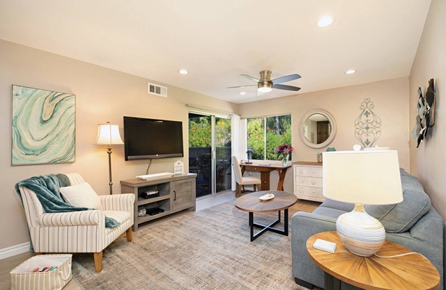 Walk to Strands Beach - updated, comfortable and quiet