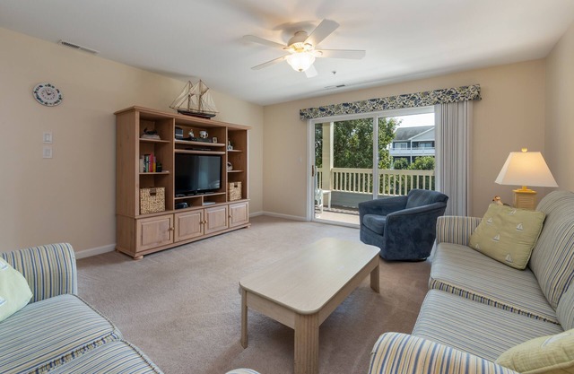 Walk to the beach - Condo near the bay with private balcony & pool access