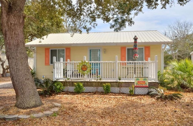 Walk to the BEACH!!! Great Location-Beautiful, 2 Bedroom/1 Bath Cottage-Sleeps 4