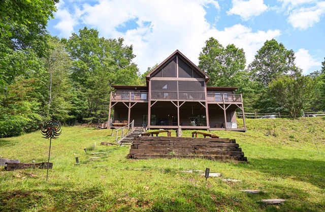 Walk to the river or stay at the cabin w/great outdoor space. Close to the Folk School & Casino