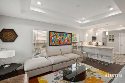 Walk to UT and E 6th in ATX House and Free Swim Club by Austin Vacay