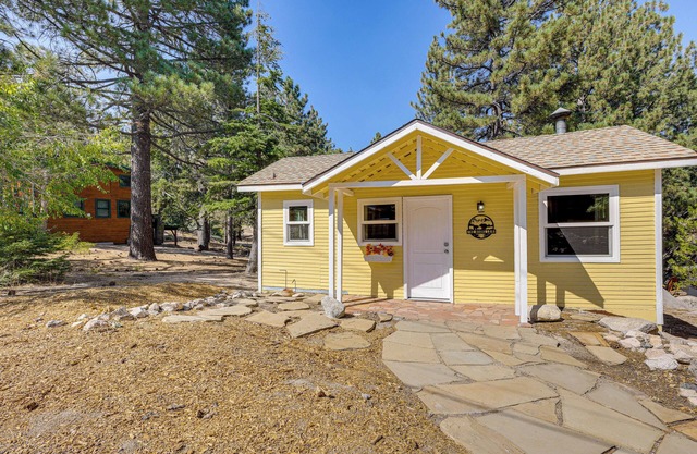 Walk to Water: Cozy Cabin in Green Valley Lake!
