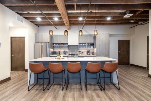 Walkable Downtown Loft with King Bed & Self Check in