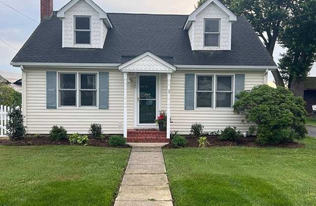 Walking distance to restaurants and marinas.dog-friendly!