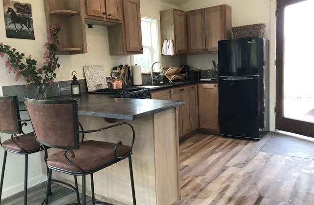 Walking Distance to the town of Vashon, fireplace, patio, bbq.