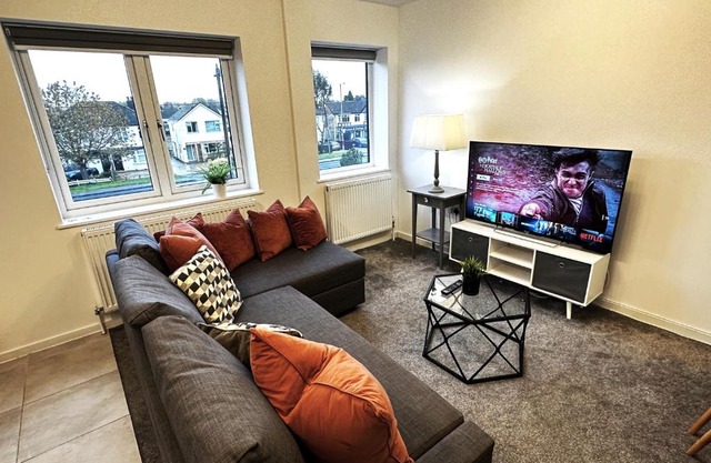 Walnut Flats-F4, 2-Bedroom with Ensuite - Parking, Netflix, WIFI - Close to Oxford, Bicester & Blenheim Palace