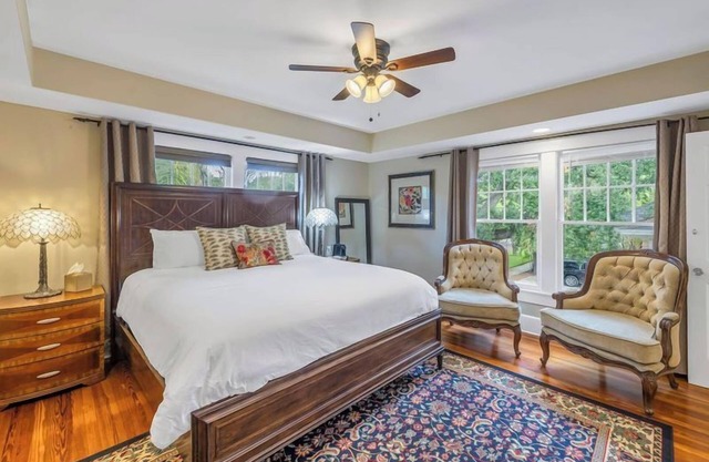 Walnut Room at ONE Inn, Comfy, Steps to Downtown St. Pete: Ideal for all guests!