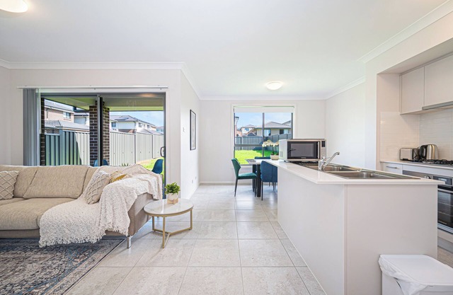 Warm &Cozy 5Br house near train station