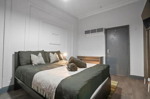 Warm Moseley studio - 6