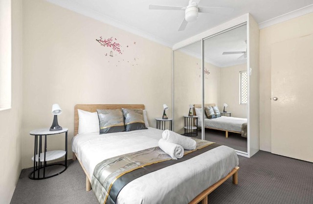 Warm Oasis at Parramatta- 2 BR - Free Parking - Near Shops