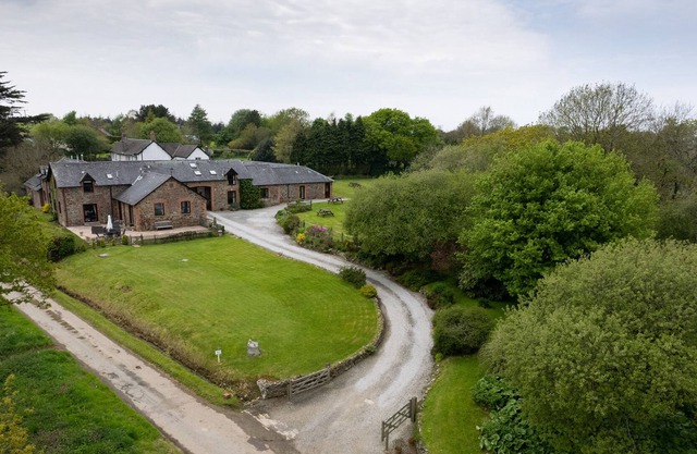 WARREN COTTAGE, pet friendly, with pool in Torrington