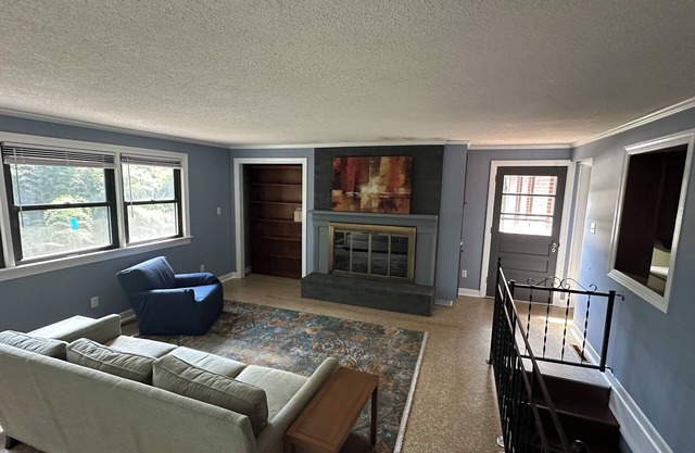 Washer/Dryer, Smart TV, Desk, Internet, Yard, Driveway parking, Sidewalks & more