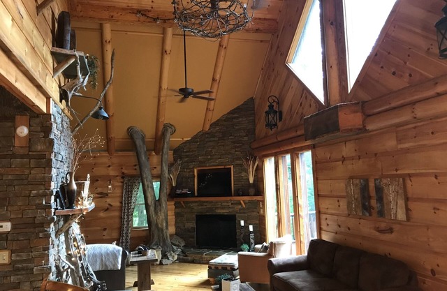 Watauga Lake Home! Hot tub, kayaks, Slip access & Mountain View!