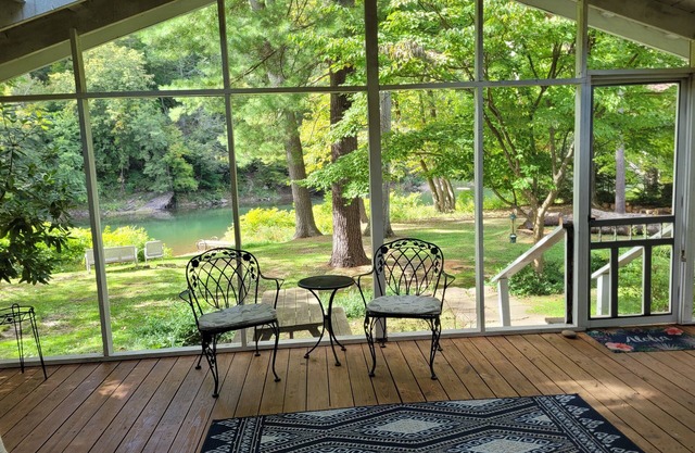 Water Front Cottage on Pine Creek Gorge and Rail Trail!