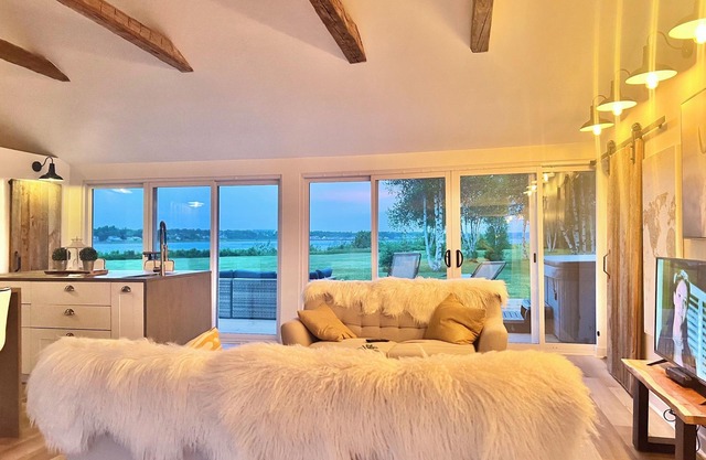 Water front cottage 'The Dream' w/hot tub