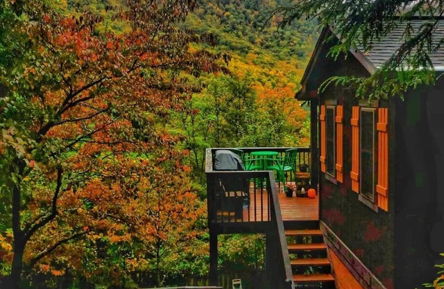 Waterfall & Mountain views| Hot Tub| Sleeps 2