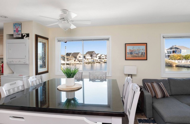 WATERFRONT 2ndFl Sky Villa w Full Itinerary ON-SITE Jacuzzi, kayak, Arcade, Dock