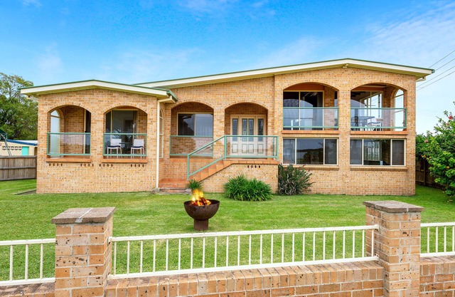 Waterfront 3 bedroom House (Pet Friendly)