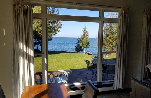 Waterfront 4 b.r./3 ba/beaches/fishing/sunsets/wineries/lighthouses/state parks