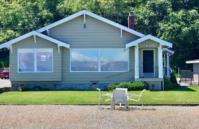 WATERFRONT BEACH CABIN ON COLUMBIA BEACH DRIVE - MINUTES FROM THE FERRY!